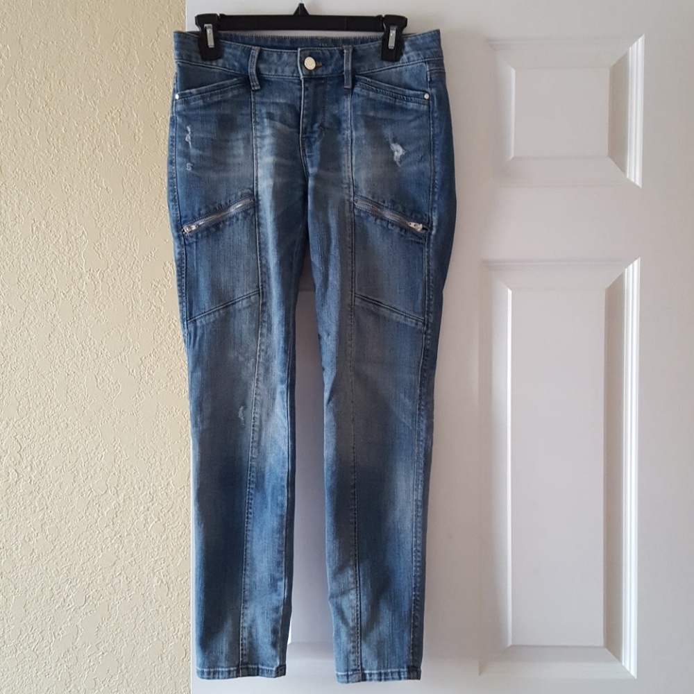 Fitted , stretchy jeans with zippers on sides